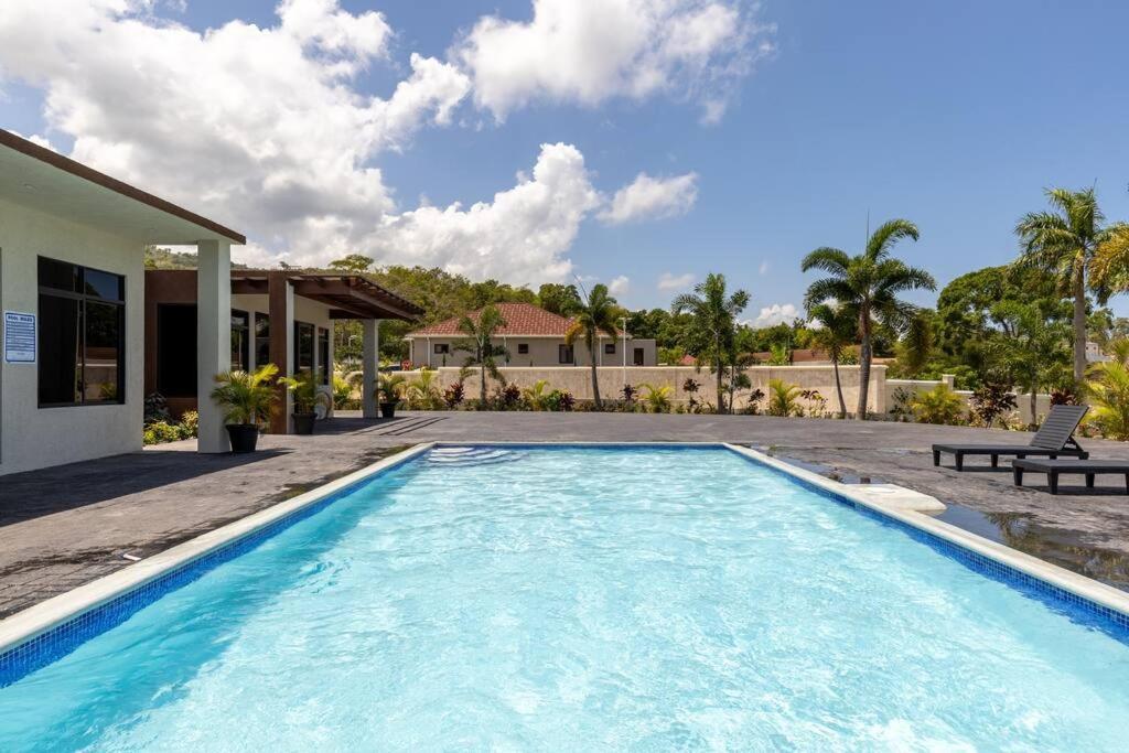 Sun Shine Luxury Villas 2 Bedroom Pool & Gym Ocho Rios St Ann Εξωτερικό φωτογραφία